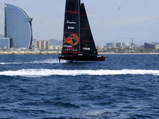 El Alinghi Red Bull Racing vuelve a probarse en el mar de Barcelona