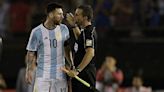 Historias de Argentina-Chile: el primer mano a mano por Eliminatorias, el “guante” de Riquelme y la furia de Messi