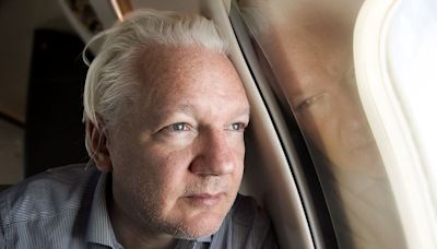 WikiLeaks: Julian Assange salió de prisión y viaja a una isla para conseguir su libertad