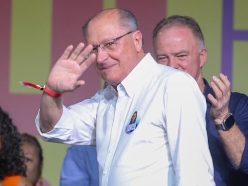 Geraldo Alckmin socorre mulher que passa mal em voo de Brasília a São Paulo