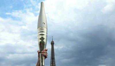 Fackellauf-Spektakel auf Eiffelturm