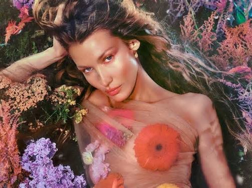 Bella Hadid deslumbra con su belleza, flores y atrevido vestido transparente