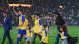 La familia de Cristiano Ronaldo salta al campo en la multitudinaria presentación del futbolista en su nuevo equipo