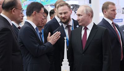 Putin busca profundizar los lazos comerciales con Pekín en la “pequeña Moscú” de China