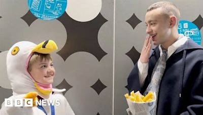 'Seagull Boy' teaches Eurovision hopeful Olly Alexander how to do famous impression