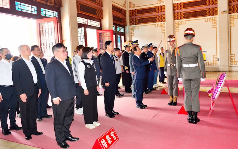 高雄忠烈祠春祭典禮 感念英烈慰問家屬場面肅穆溫馨