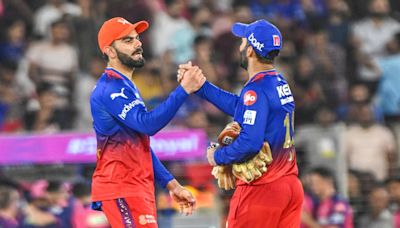 IPL 2024, Eliminator: Royal Challengers Bengaluru players give Dinesh Karthik guard of honour in possible farewell
