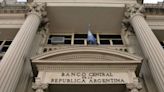 El Central seduce a los bancos para que "rescindan" los puts a cambio de facilidades con bonos