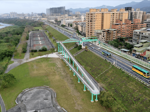 新北土城擺接堡陸橋設無障礙坡道 串接高灘地安全又順暢 | 蕃新聞