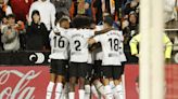 3-0. El Valencia sonríe bajo la lluvia ante un Betis de nuevo en inferioridad