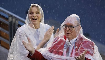 Albert et Charlène sortent les ponchos à la cérémonie d’ouverture de Paris 2024