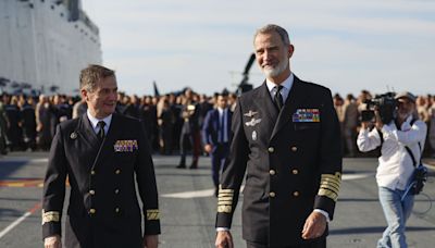 Felipe VI visita en Tallin el portaeronaves ‘Juan Carlos I’ tras su misión en el Báltico