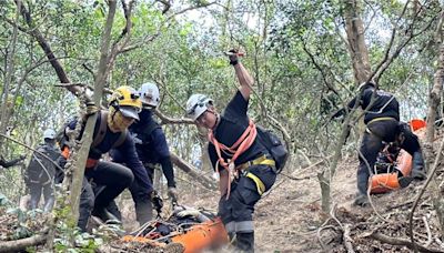 強化郊山搜救辦4天特訓 壽山搜索專班頂風雨救迷途傷患 - 生活