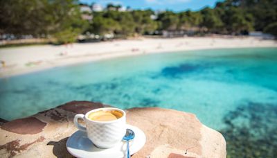 Todo lo que hay que beber y comer en la isla española de aguas turquesas que ha seducido a 'The New York Times'