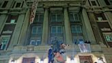 Escala la tensión en la Universidad de Columbia: los manifestantes toman un icónico edificio y amenazan con expulsarlos