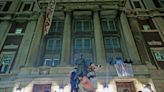 Escala la tensión en la Universidad de Columbia: los manifestantes toman un edificio y bloquean la entrada con una barricada