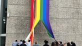 Conapred condena homofobia del Sindicato del Infonavit tras romper bandera LGBT+ colocada en edificio; recibe queja