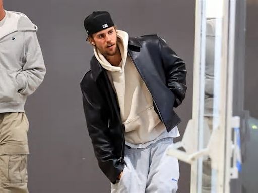 Justin Bieber se ha puesto dos pantalones de chándal XXL de Balenciaga a la vez, lo creas o no