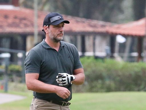 Rodrigo Lombardi é flagrado em momento de concentração enquanto joga golfe