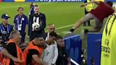 Torcedor se joga de arquibancada na direção de Cristiano Ronaldo após jogo; assista