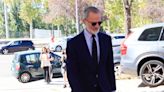 El Rey Felipe VI acude sin la Reina Letizia al funeral de Juan Gómez-Acebo, donde coincide con la Infanta Cristina y sus hijos