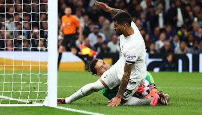 Cuti Romero chocó con Éderson y lo lesionó en Tottenham-Manchester City