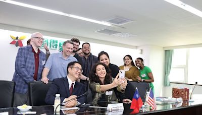 美國青年領袖訪問團來訪台南 美女議員穿台灣阿嬤外套！盼台美緊密交流｜壹蘋新聞網