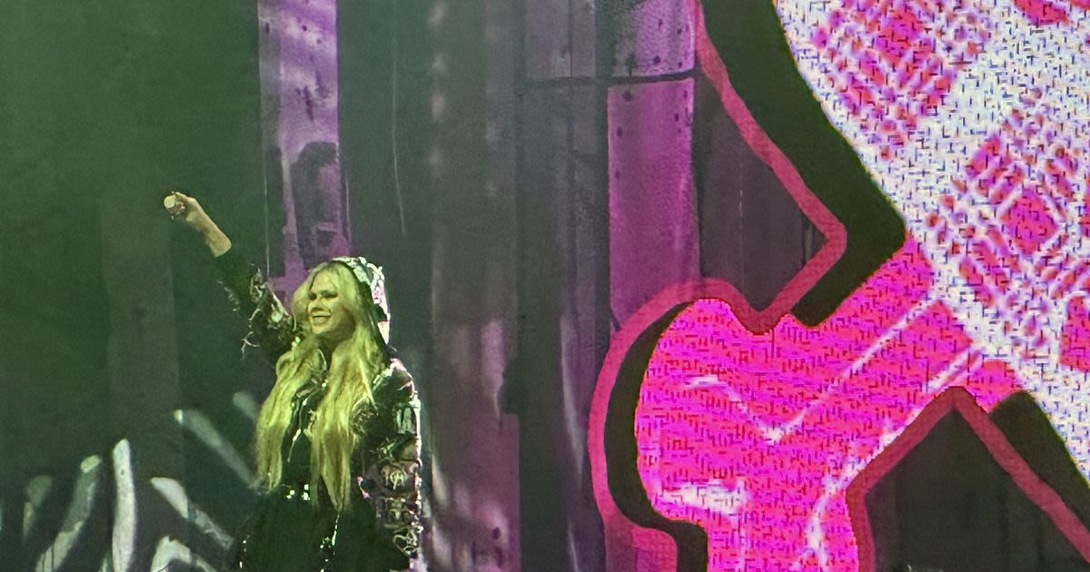 Avril Lavigne in concert turns early 2000s into punk pop nostalgia fest