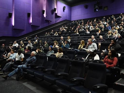 Este es el truco para escuchar las películas en español en los cines de EE.UU., según una tiktoker colombiana