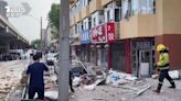 有片／哈爾濱公寓氣爆「陽台被炸飛」 老婦從4樓跌落地面1死3傷│TVBS新聞網