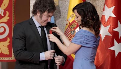 Milei recibe la Medalla Internacional de la mano de Isabel Ayuso en Madrid, en imágenes