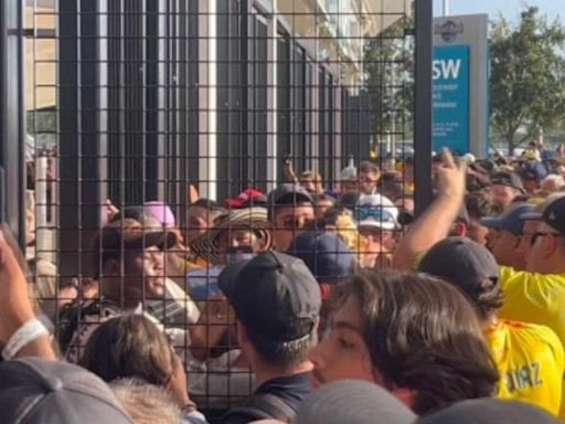 Policías retoman control y detienen a fanáticos que ingresaron sin entradas al estadio