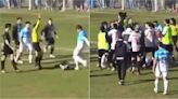 VIDEO: un futbolista le pegó una PATADA en la CABEZA a un rival y después intentó agredir a la árbitra