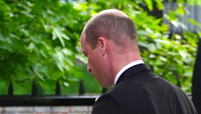 El príncipe Guillermo, en solitario y esquivo en la boda del duque de Westminster