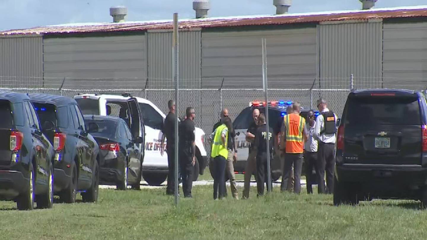 Police shoot armed man who wanted to board plane at Melbourne airport