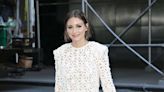 Un minivestido de novia con botas de vinilo: la rompedora apuesta de Olivia Palermo en Nueva York