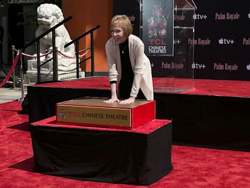 Carol Burnett inmortaliza sus huellas en el Paseo de la Fama de Hollywood