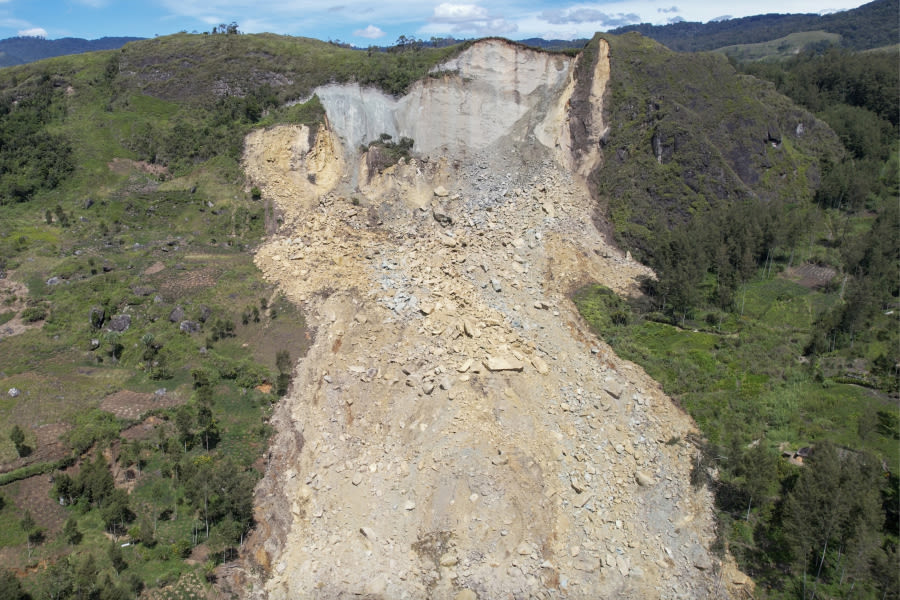 Papua New Guinea landslide survivors slow to move to safer ground after hundreds buried