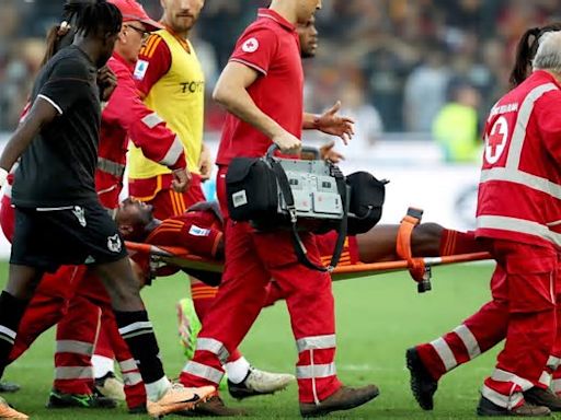 Terrible momento en el Udinese - Roma: Evan Ndicka se desploma con la mano en el corazón