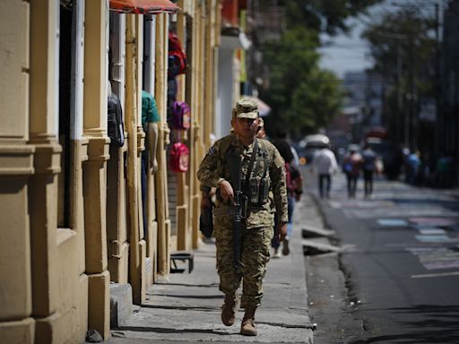 Corte salvadoreña absuelve a cinco militares vinculados con la violación de una niña