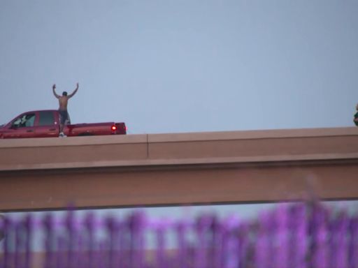 Standoff shuts down sections of North Freeway and Northeast Loop 820 in Fort Worth following police pursuit