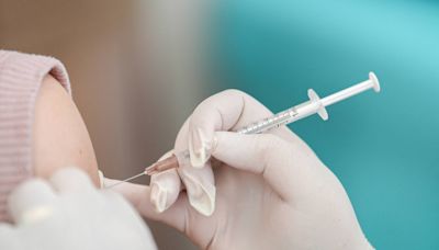 Mônica Bergamo: Ministério da Saúde recebe última remessa da vacina da Moderna contra variante do coronavírus
