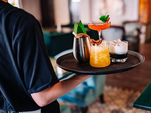 8 drinks bartenders never order in the summer