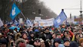 Una polémica marcha por la paz en Ucrania reunió a miles de personas en Berlín