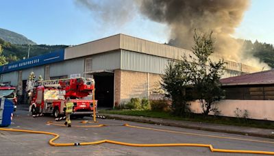 Dos heridos y el desalojo de varios caseríos en el incendio de una empresa de Iurreta