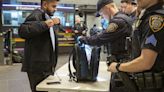 Las polémicas medidas para combatir la inseguridad en los subtes de Nueva York: armas largas y control de bolsos