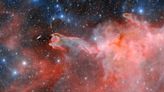 Observan la 'Mano de Dios' emergiendo desde una nebulosa