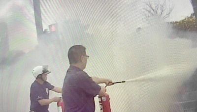 日男衝派出所值班檯大喊「fire」 警即刻救援火燒車