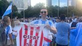 Es de Santo Tomé, vive en HOUSTON y representó a UNIÓN en el banderazo argentino