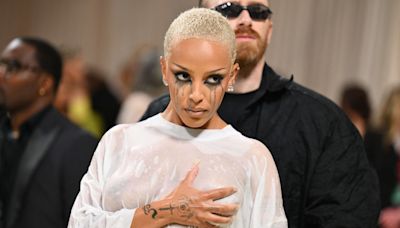 Au Met Gala 2024, Doja Cat portait un simple t-shirt blanc pour une raison bien précise